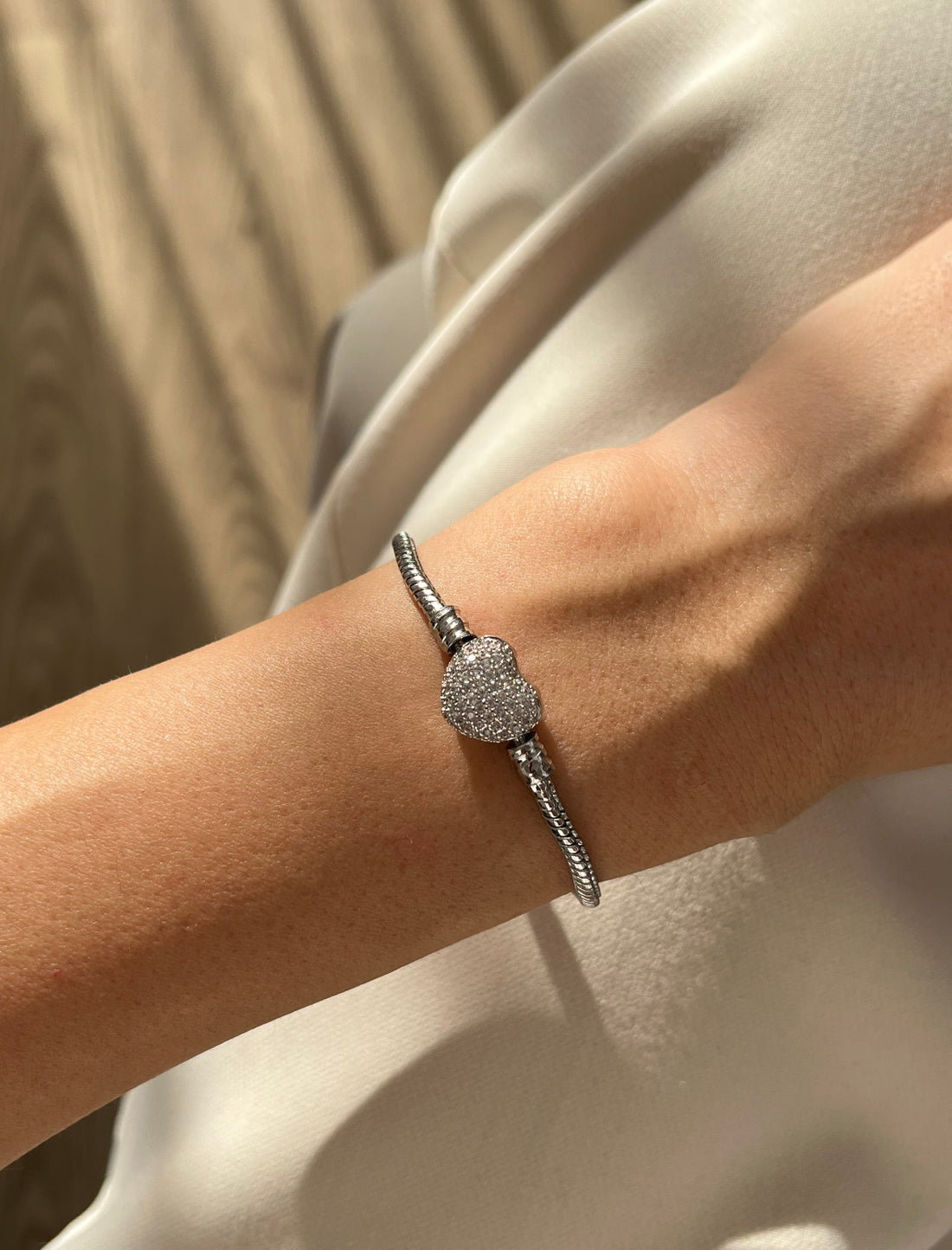 İTHAL TAŞLI KALP DETAYLI MARKA MODEL SİLVER BİLEKLİK