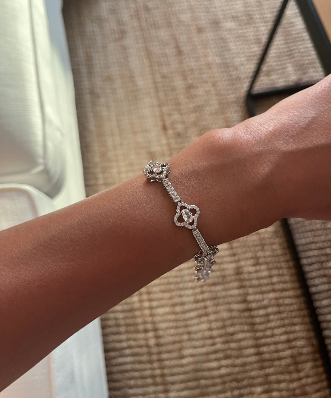 ÇİÇEK DETAYLI İTHAL ZİRKON TAŞLI SİLVER BİLEKLİK