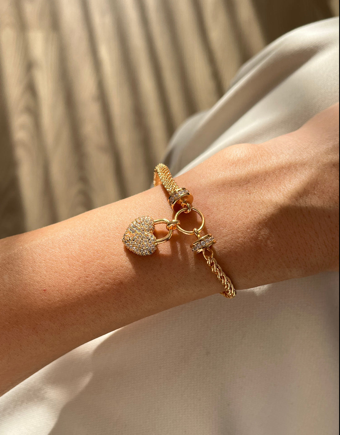 İTHAL KALPLİ KİLİT DETAYLI GOLD BİLEKLİK