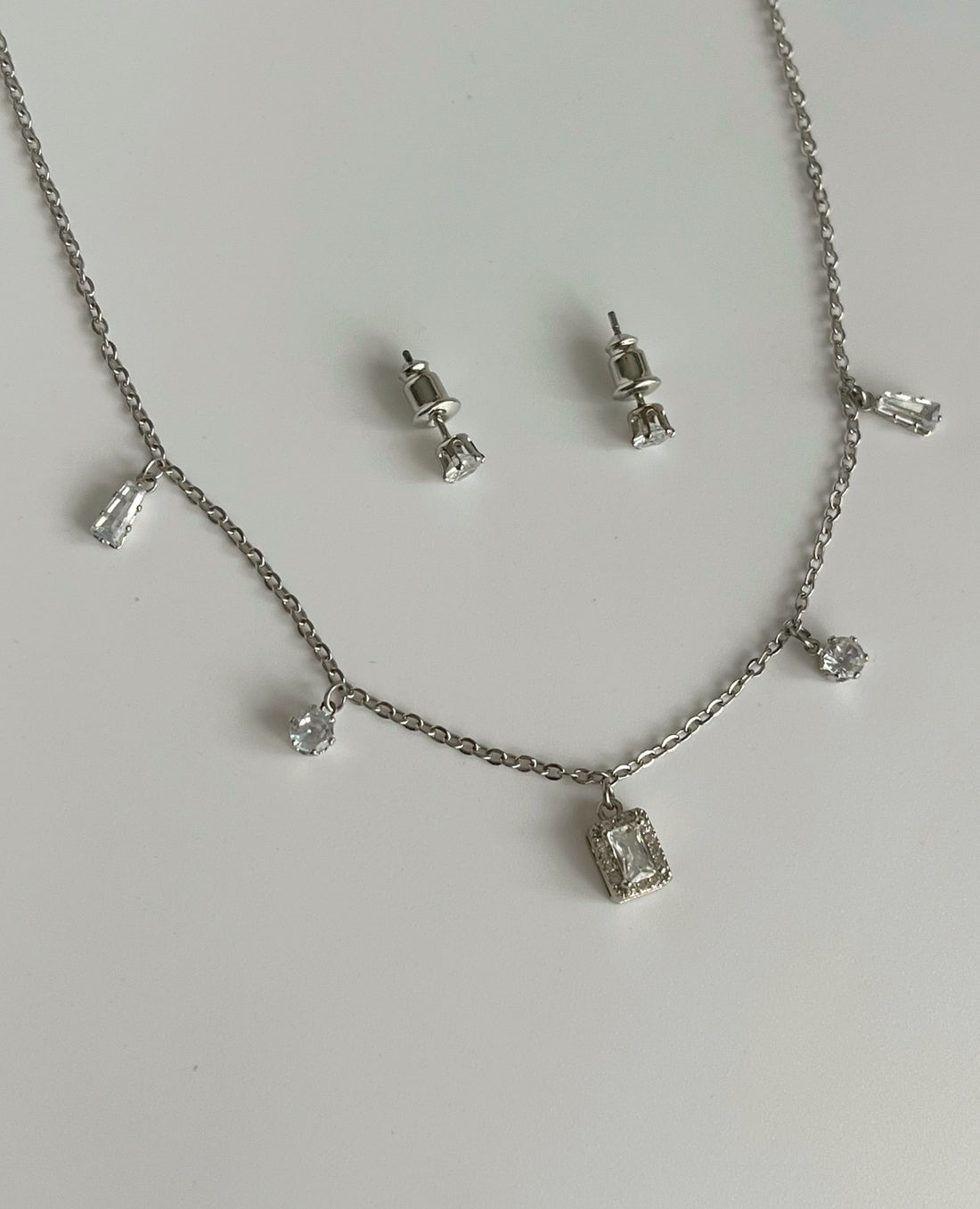 İTHAL BAGET TAŞ DETAYLI SİLVER CHOKER KOLYE VE KÜPE SETİ