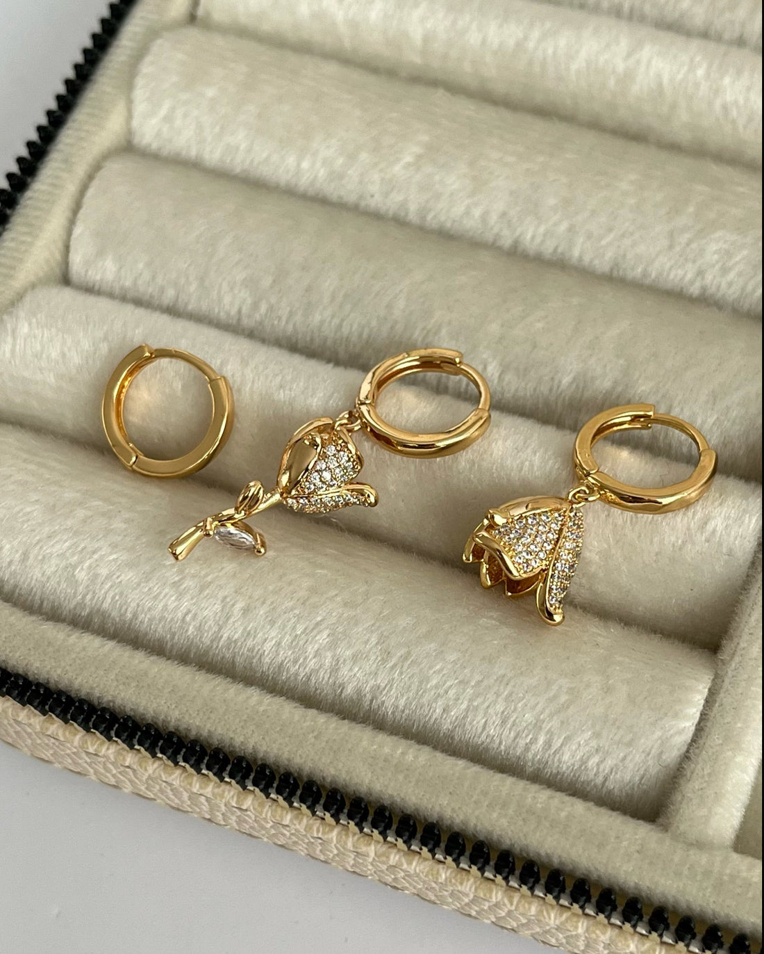 LALE DETAYLI 3LÜ GOLD KÜPE SETİ