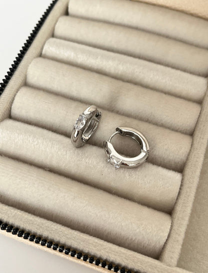 İTHAL TEKTAŞ DETAYLI SİLVER HALKA KÜPE