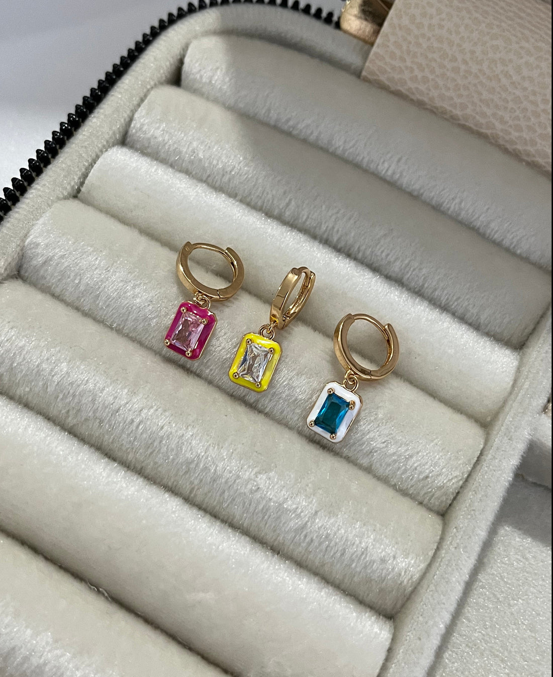 RENKLİ TAŞLI GOLD BAGET 3LÜ KÜPE SETİ