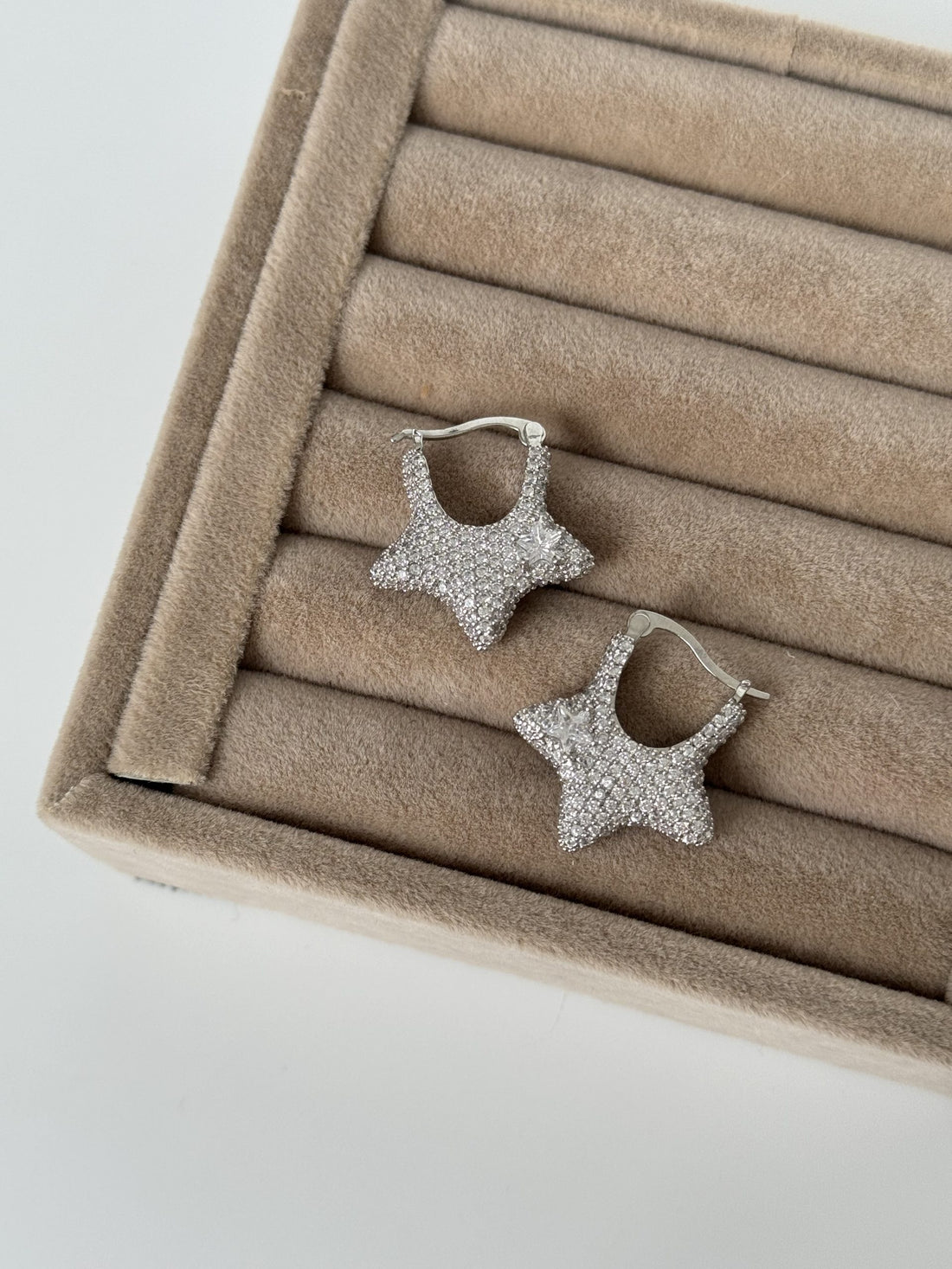 İTHAL YILDIZ DETAYLI ZİRKON TAŞLI SİLVER KÜPE