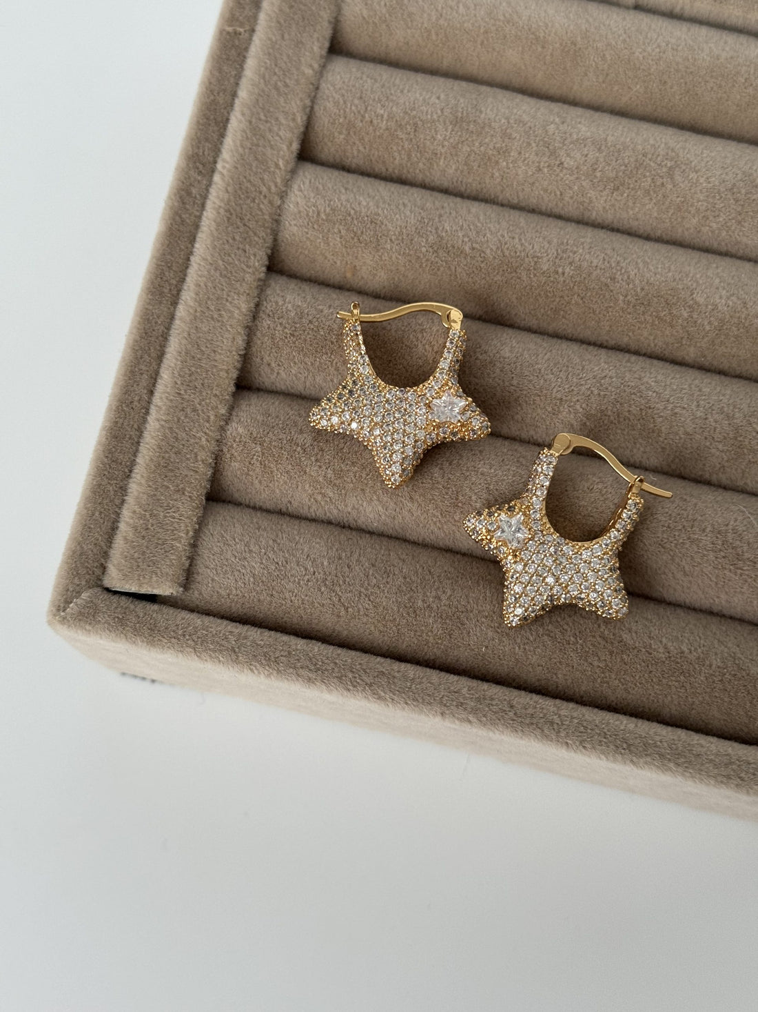 İTHAL YILDIZ DETAYLI ZİRKON TAŞLI GOLD KÜPE