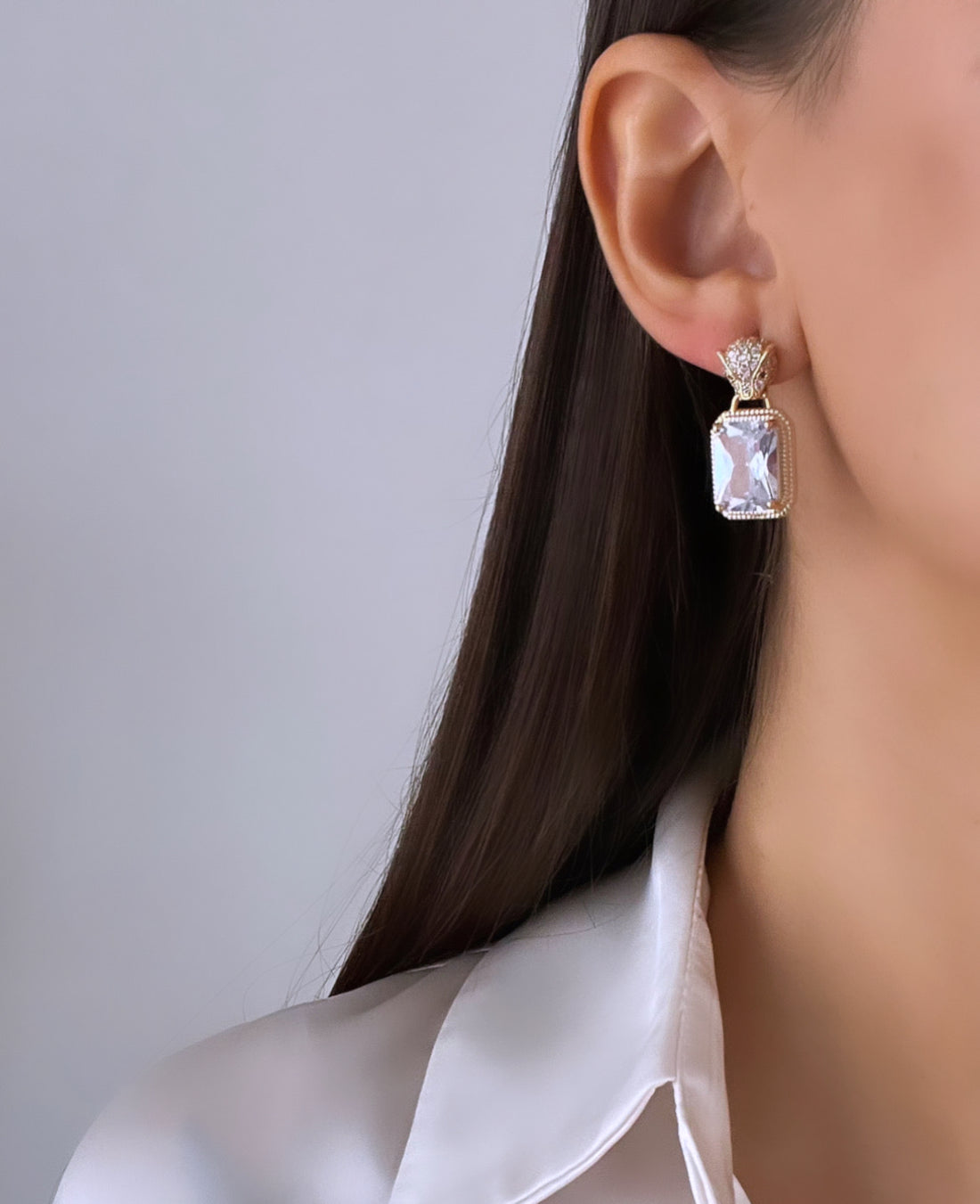 İTHAL KAPLAN DETAYLI BEYAZ TAŞLI GOLD KÜPE