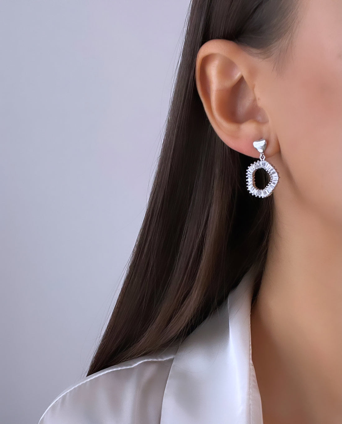 TAŞLI HALKA DETAYLI SİLVER KÜPE