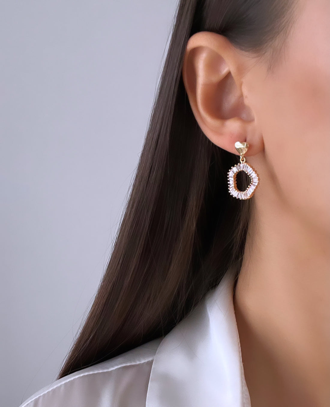 TAŞLI HALKA DETAYLI GOLD KÜPE