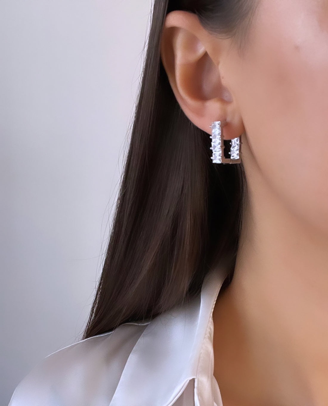 ZİRKON TAŞLI KARE HALKA KÜPE