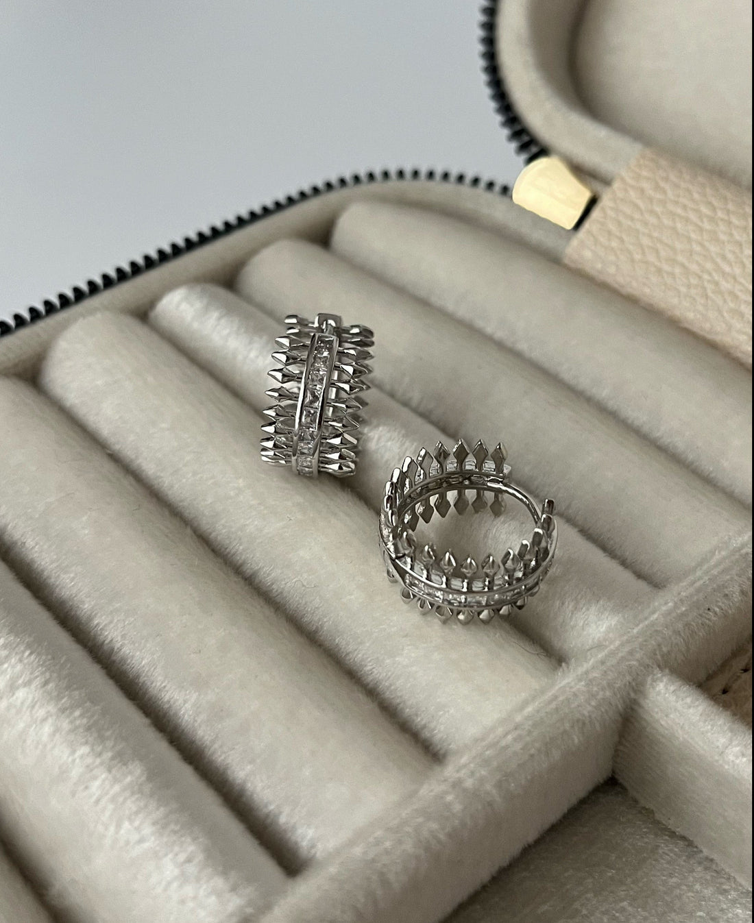 İTHAL OK DETAYLI SİLVER HALKA KÜPE