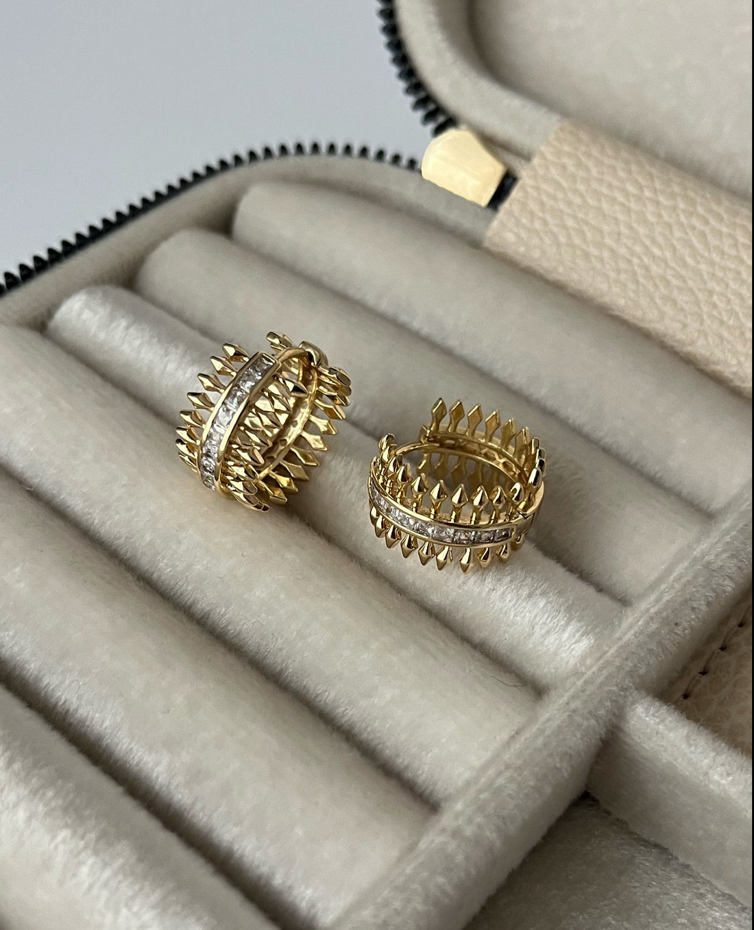 İTHAL OK DETAYLI GOLD HALKA KÜPE