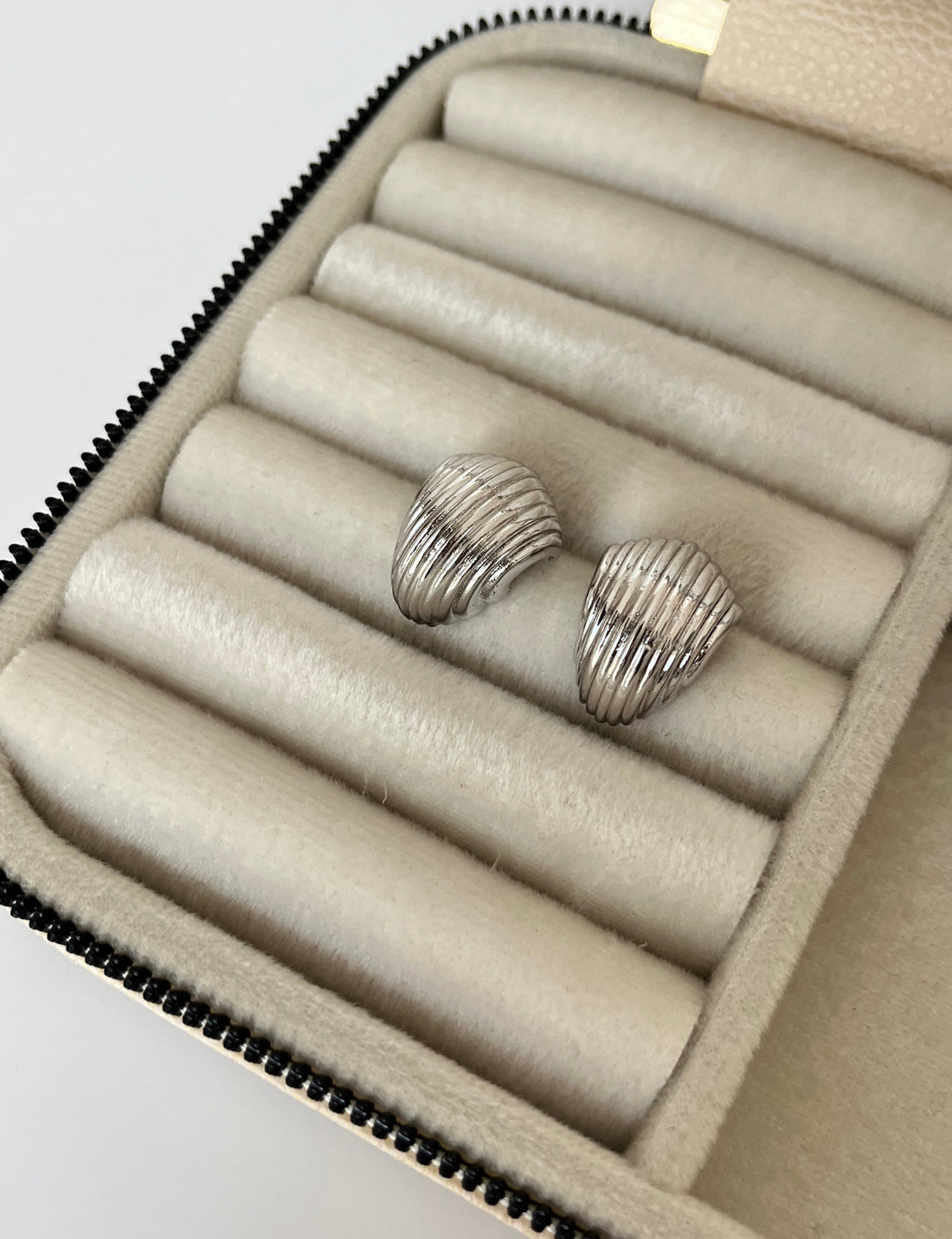 İTHAL DETAYLI SİLVER HALKA KÜPE