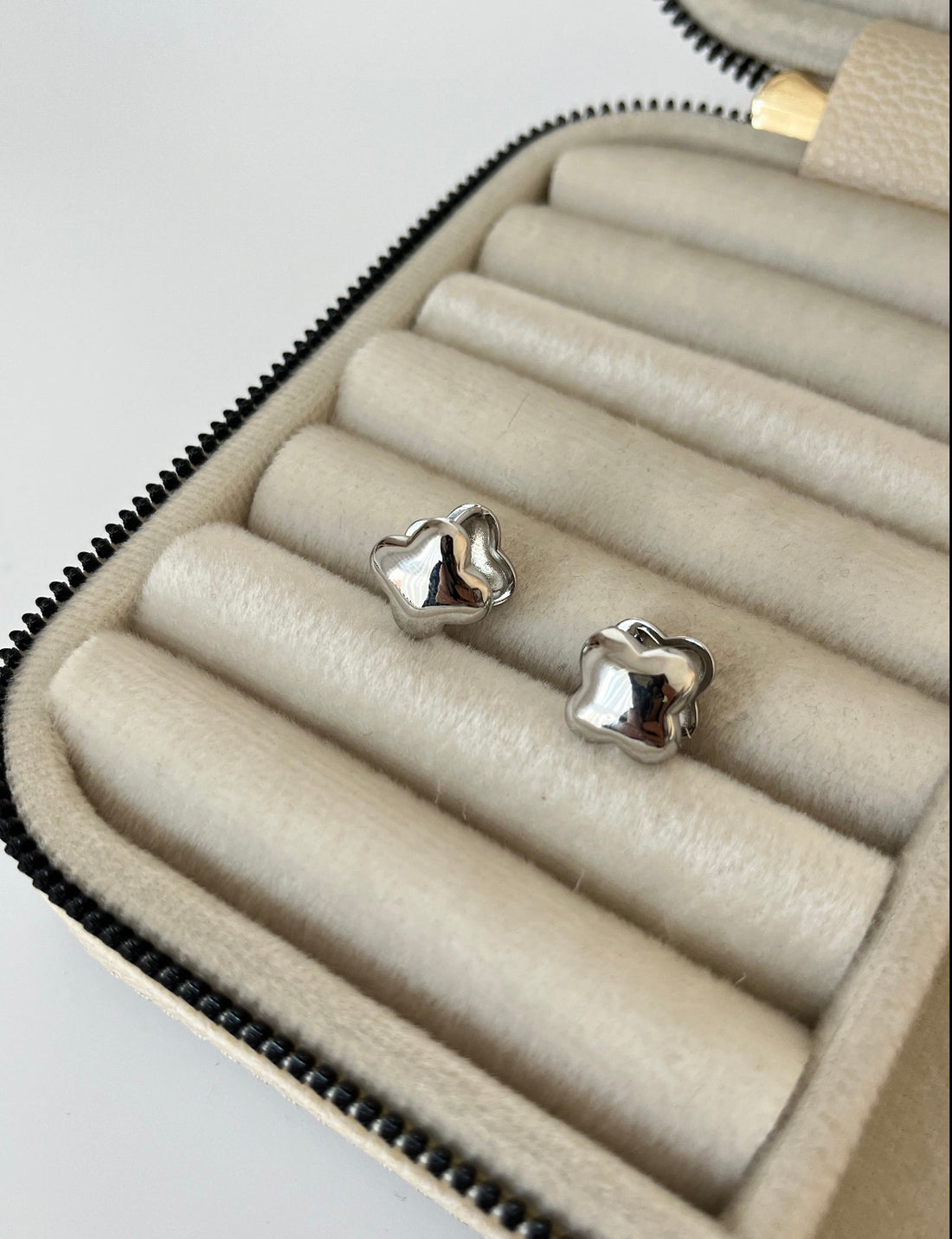 İTHAL YONCA DETAYLI SİLVER KÜPE