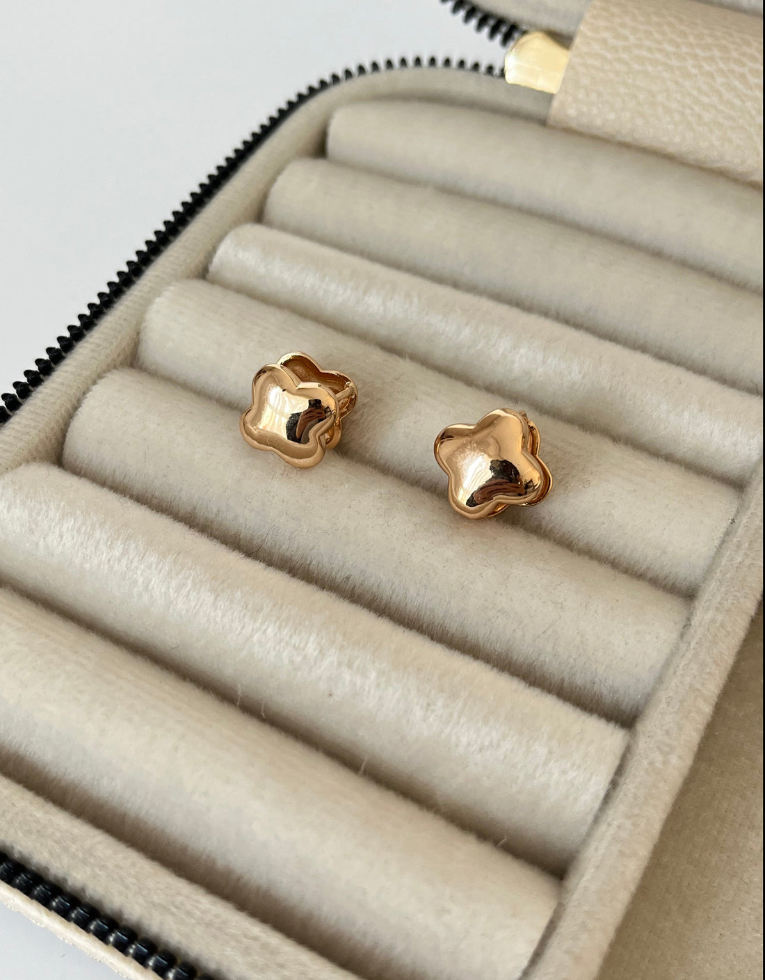 İTHAL YONCA DETAYLI GOLD KÜPE