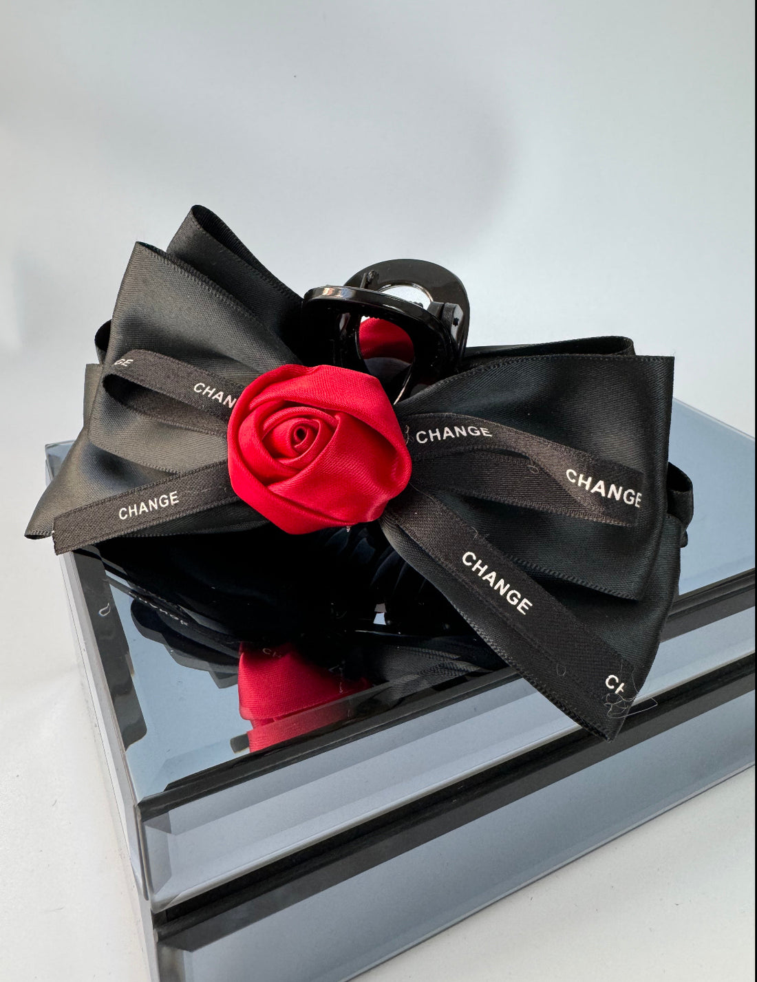 İTHAL KIRMIZI GÜL DETAYLI SATEN MANDAL TOKA