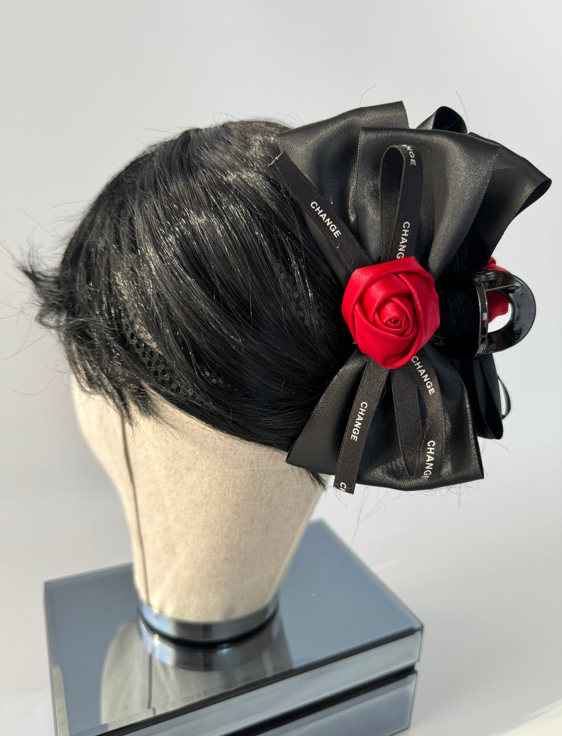 İTHAL KIRMIZI GÜL DETAYLI SATEN MANDAL TOKA