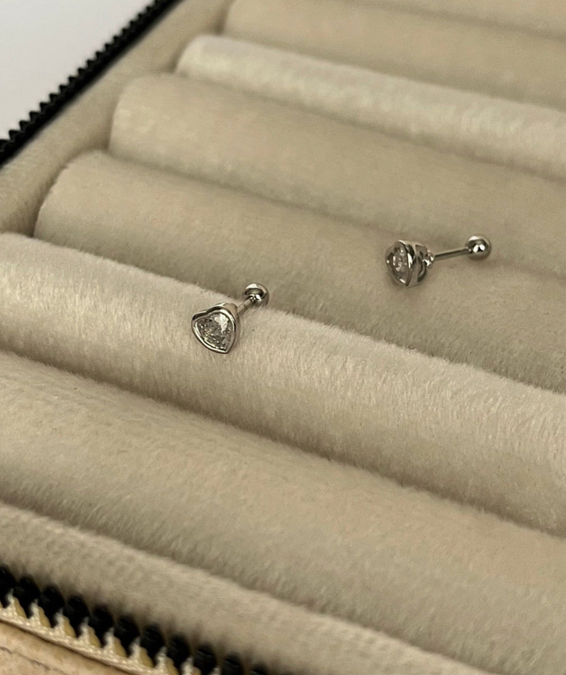 KALP DETAYLI İTHAL SİLVER TRAGUS PİERCİNG