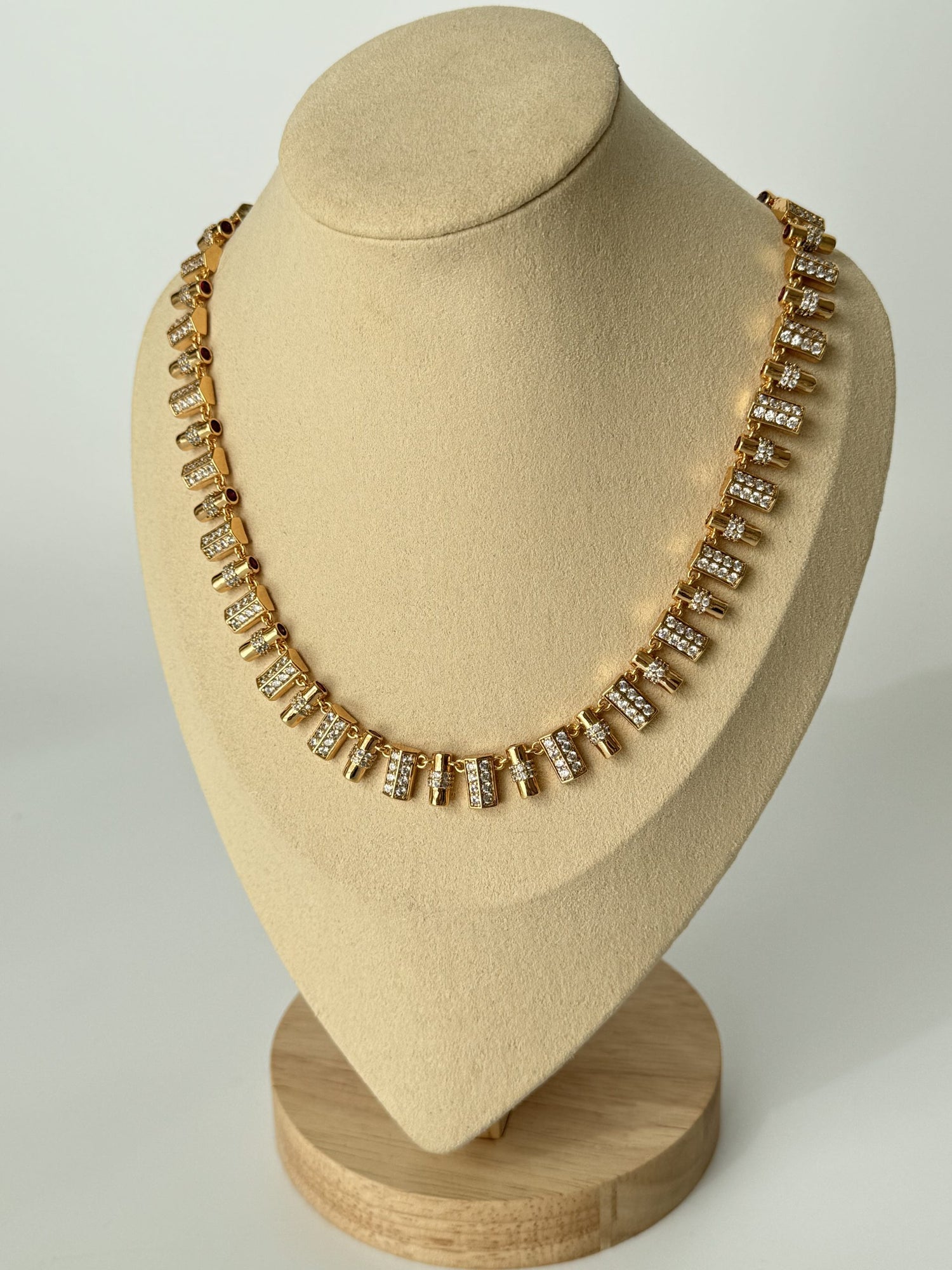 İTHAL BAGET KESİM TAŞLI GOLD KOLYE