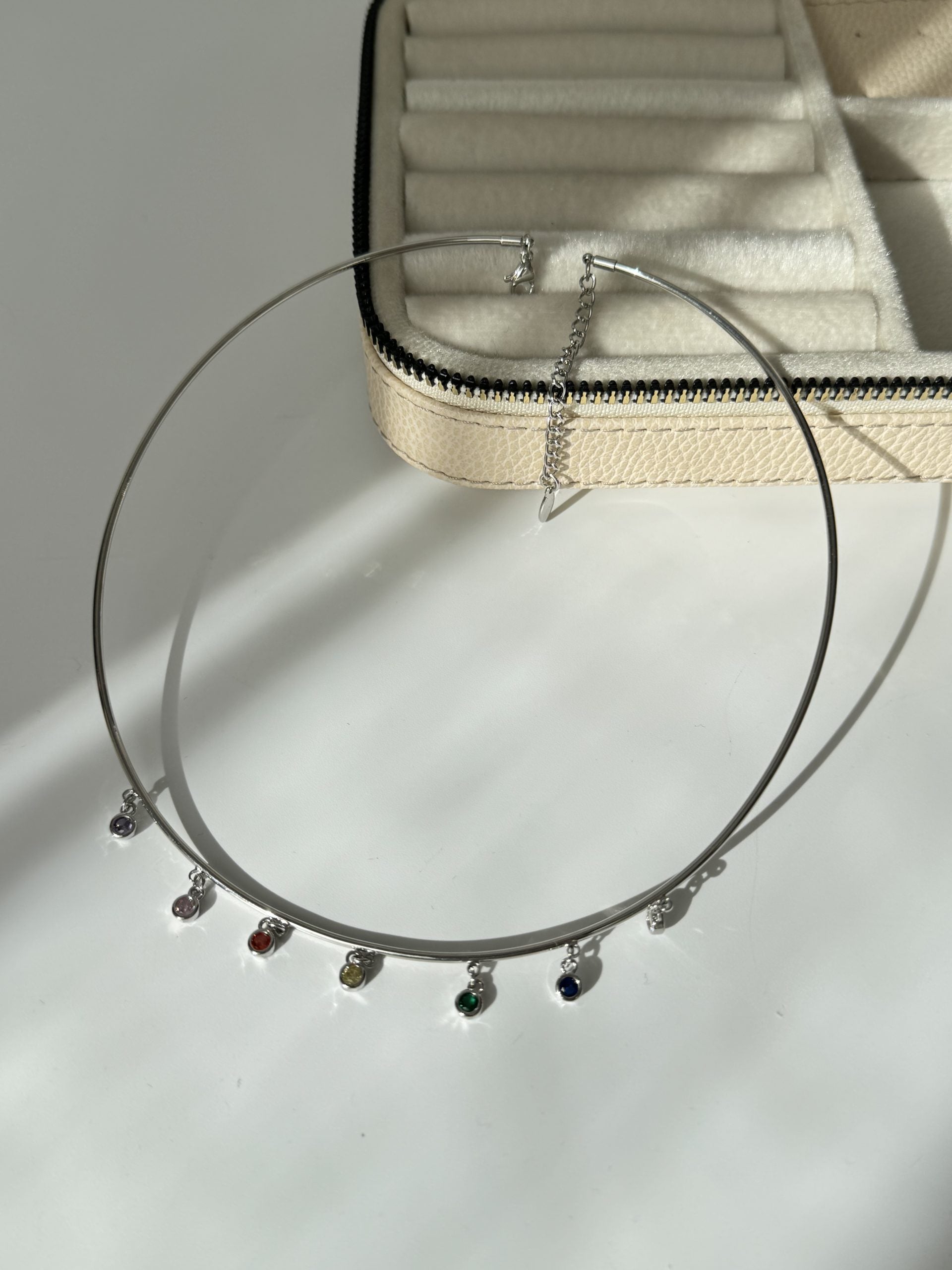 RENKLİ TAŞ SALLANTILI İTHAL SİLVER CHOKER KOLYE